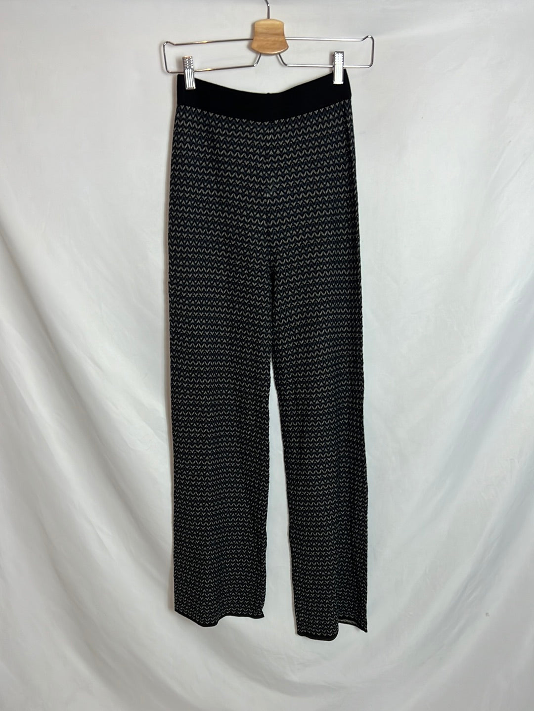 SFERA. Pantalón negro punto semitransparente. T S