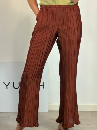 H&M. Pantalón plisado caldera