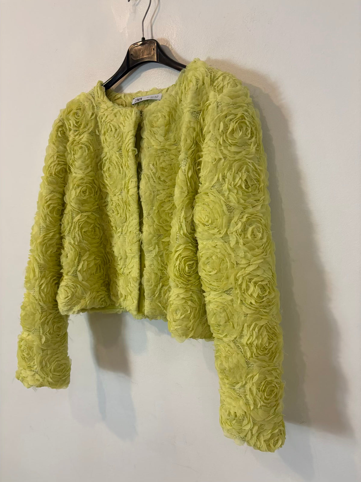 ZARA. Chaqueta cropped flores relieve