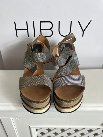 BELLE HARI. Cuñas tiras brillo T.40