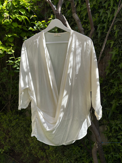 TCN. Blusa seda color crudo cruzada