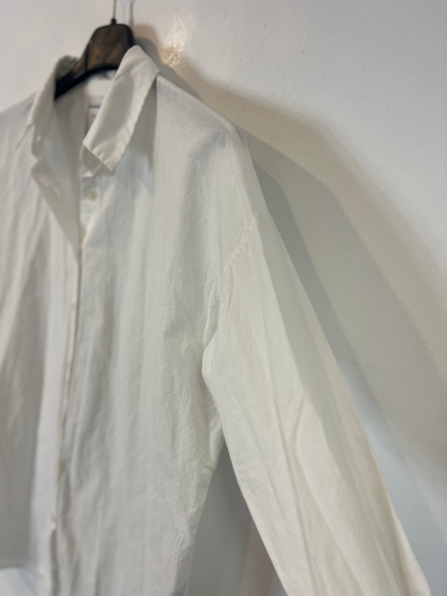 SCALPERS. Camisa blanca textura cintura ajustable. T XS
