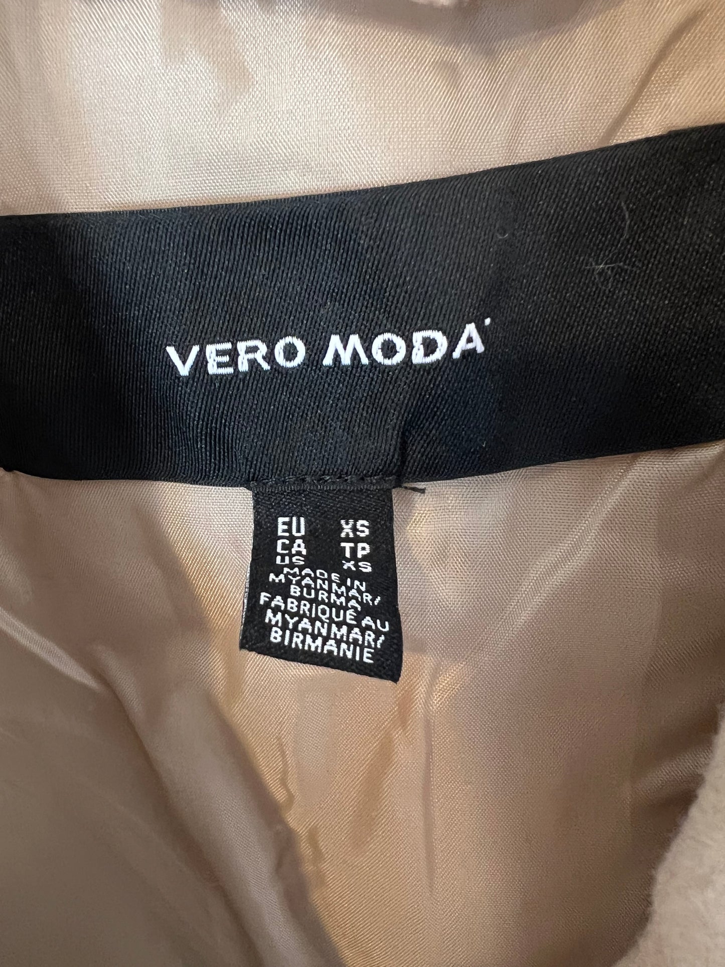 VERO MODA. Chaqueta beige cruzada. T XS