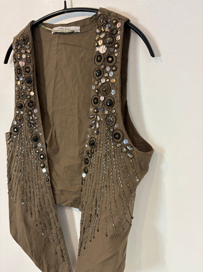 ZARA. Chaleco verde pedrería
