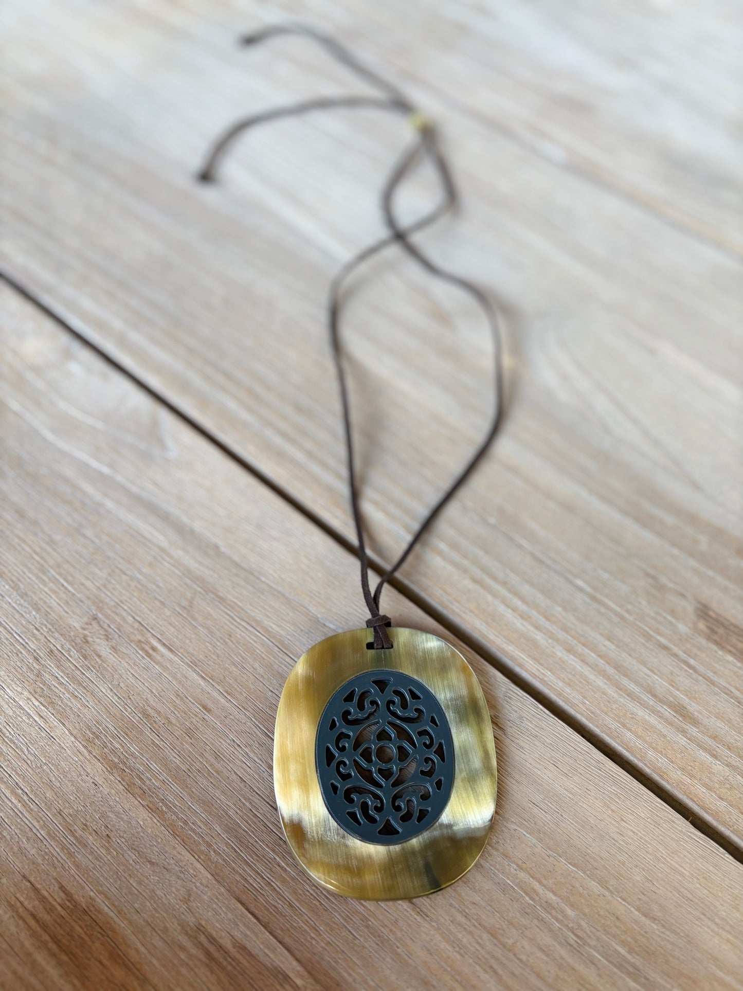 OTRAS. Collar pieza nácar ovalada