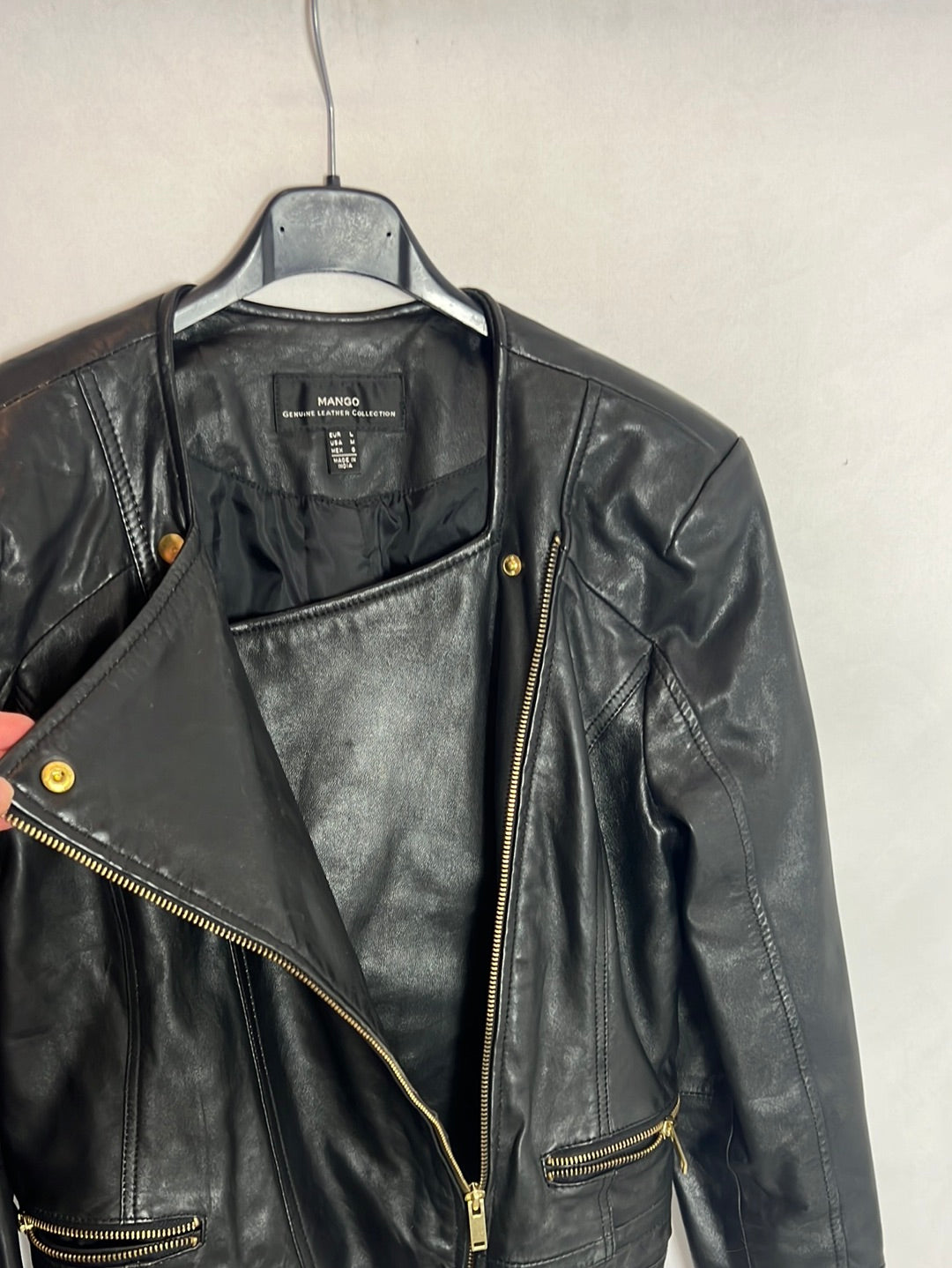 MANGO. Chaqueta piel negra. T L