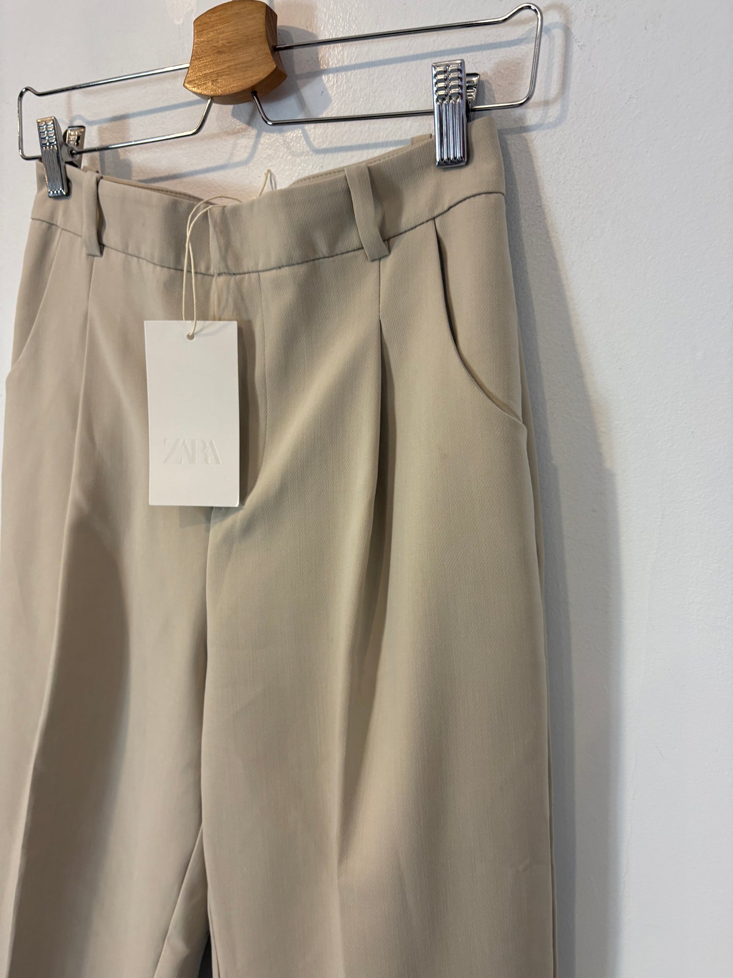 ZARA. Pantalón beige pinzas