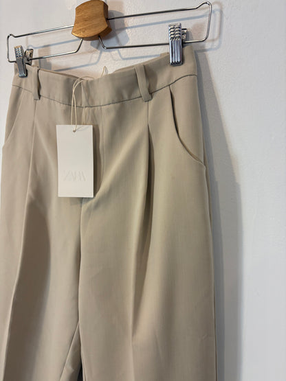 ZARA. Pantalón beige pinzas