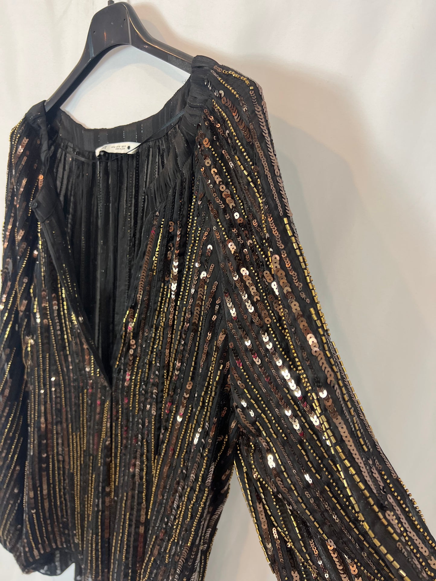 ZARA. Blusa negra lentejuelas. T M