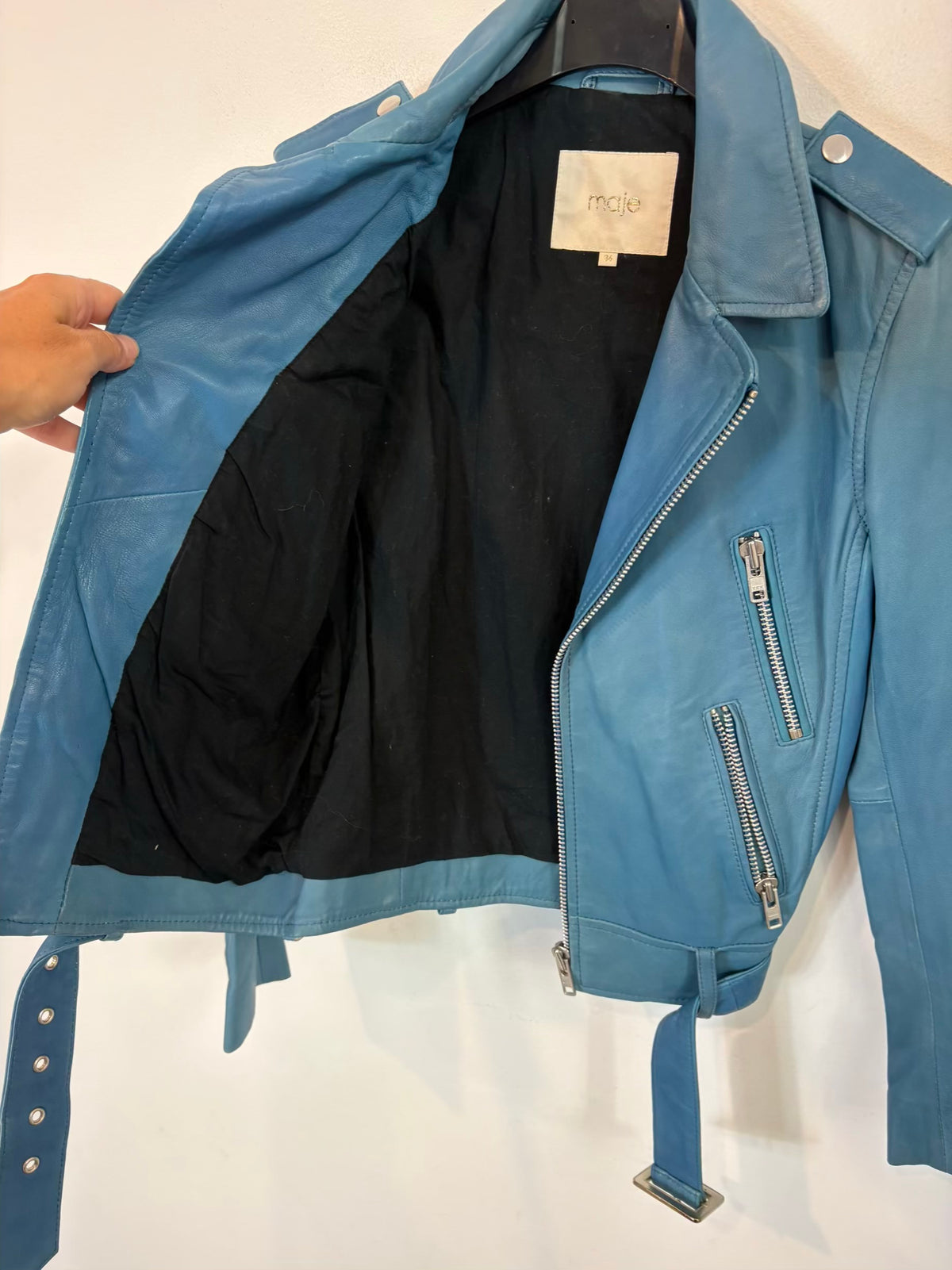 MAJE. Cazadora piel azul cremalleras