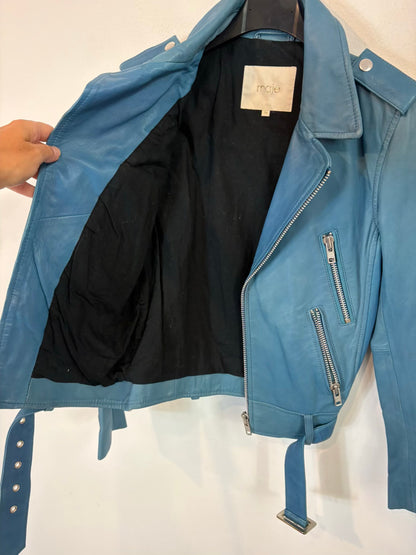 MAJE. Cazadora piel azul cremalleras