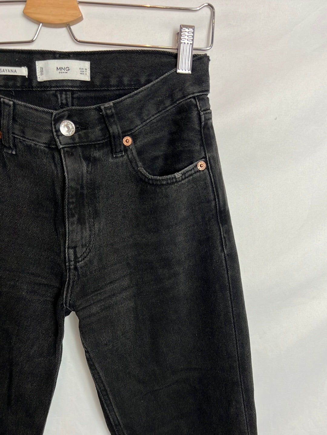 MANGO. Straight black denim with fringing. T 32