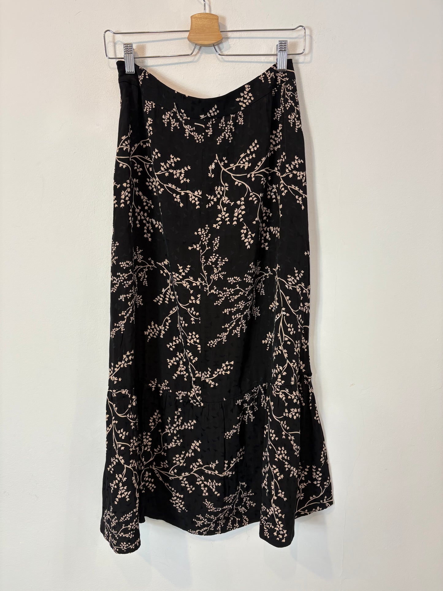 YERSE. Falda midi negra estampada asimétrica