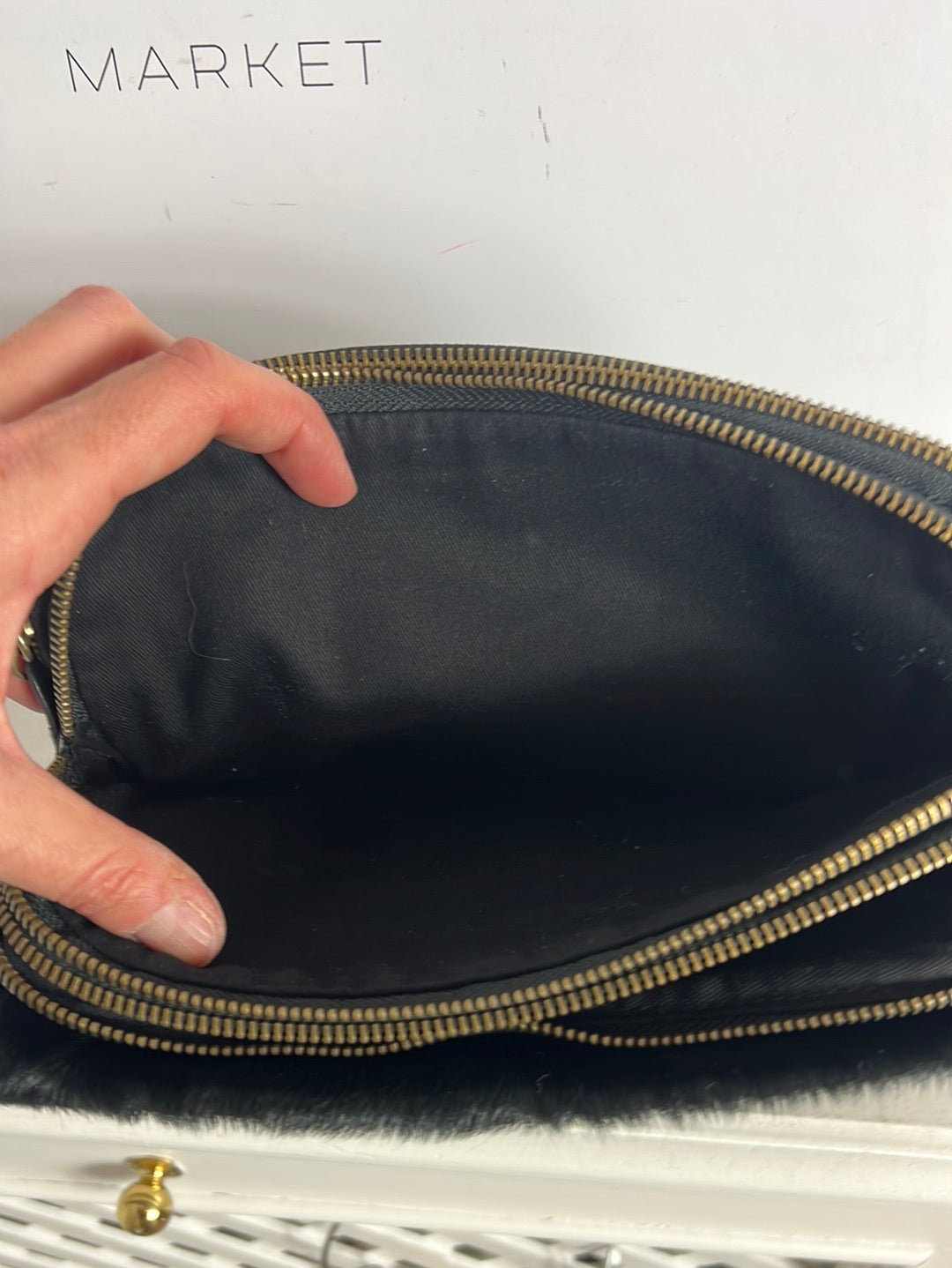 INTROPIA. Bolso de mano piel doble textura