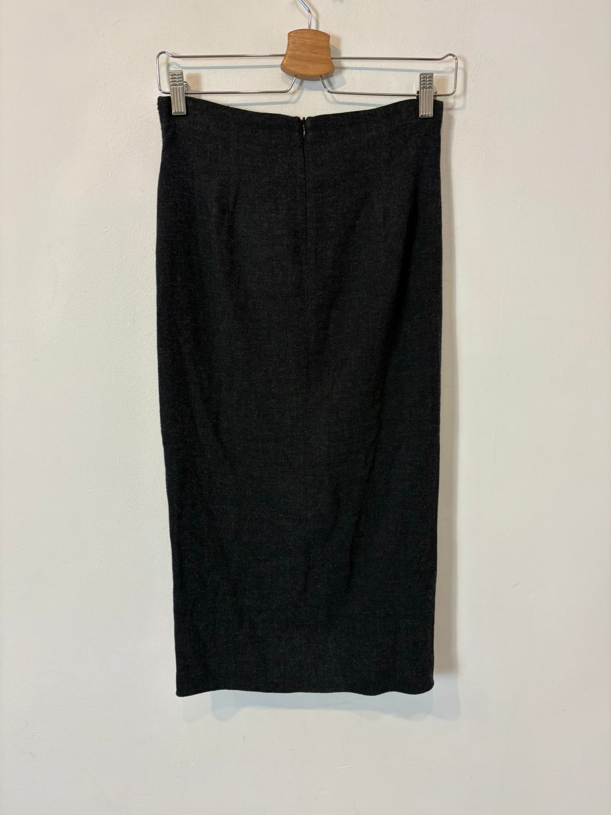 ZARA. Falda midi gris nudo