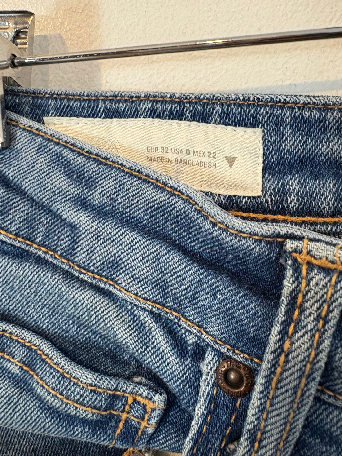 ZARA. Denim cropeed ligeramente acampanado