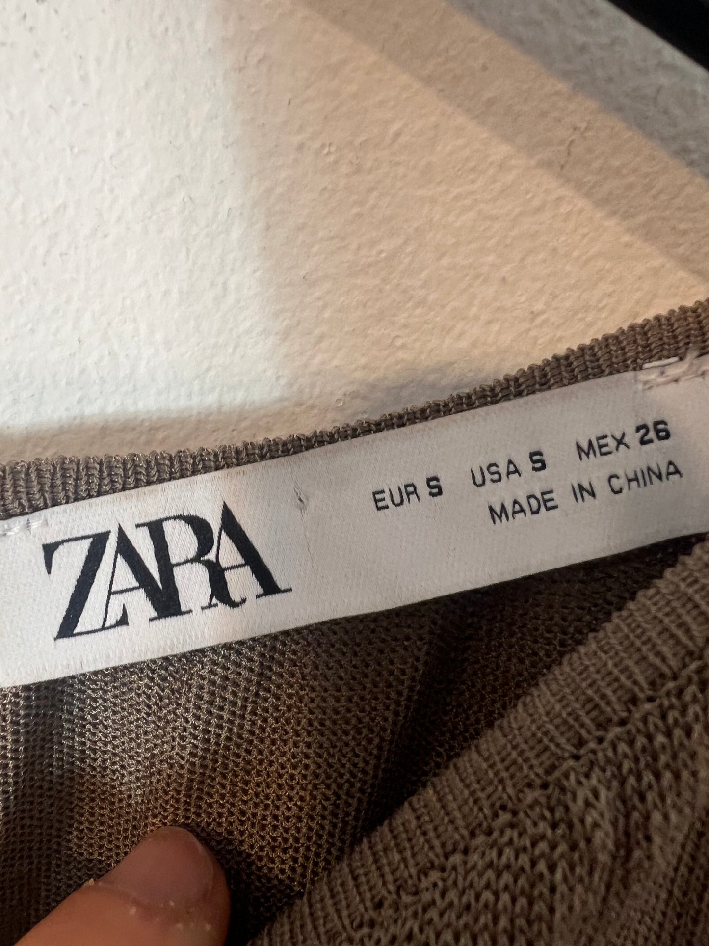 ZARA. top punto volantes T.s