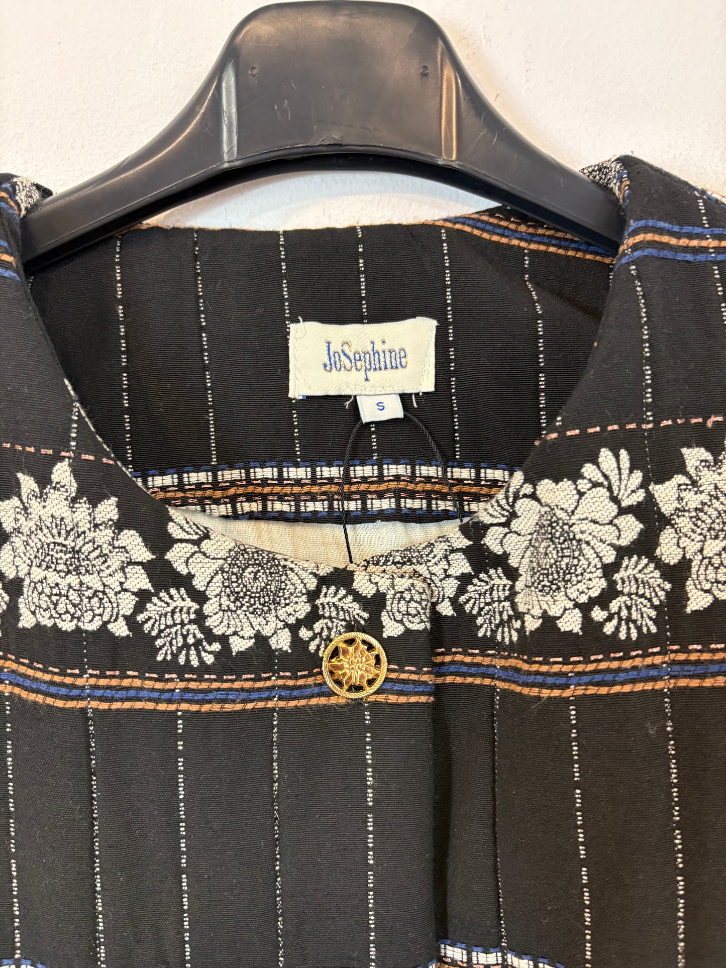 JOSEPHINE. Chaqueta  acolchada bordados