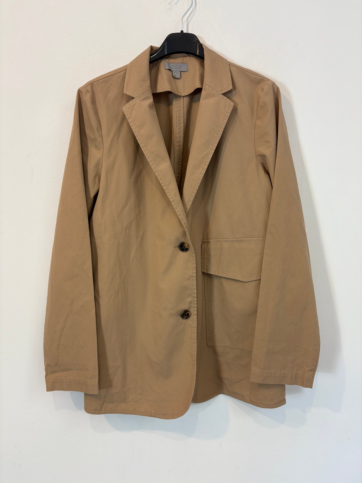 COS. Chaqueta camel ligera