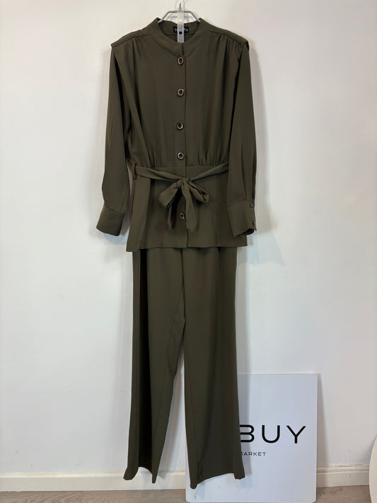 VOGANA. Total look verde fluido