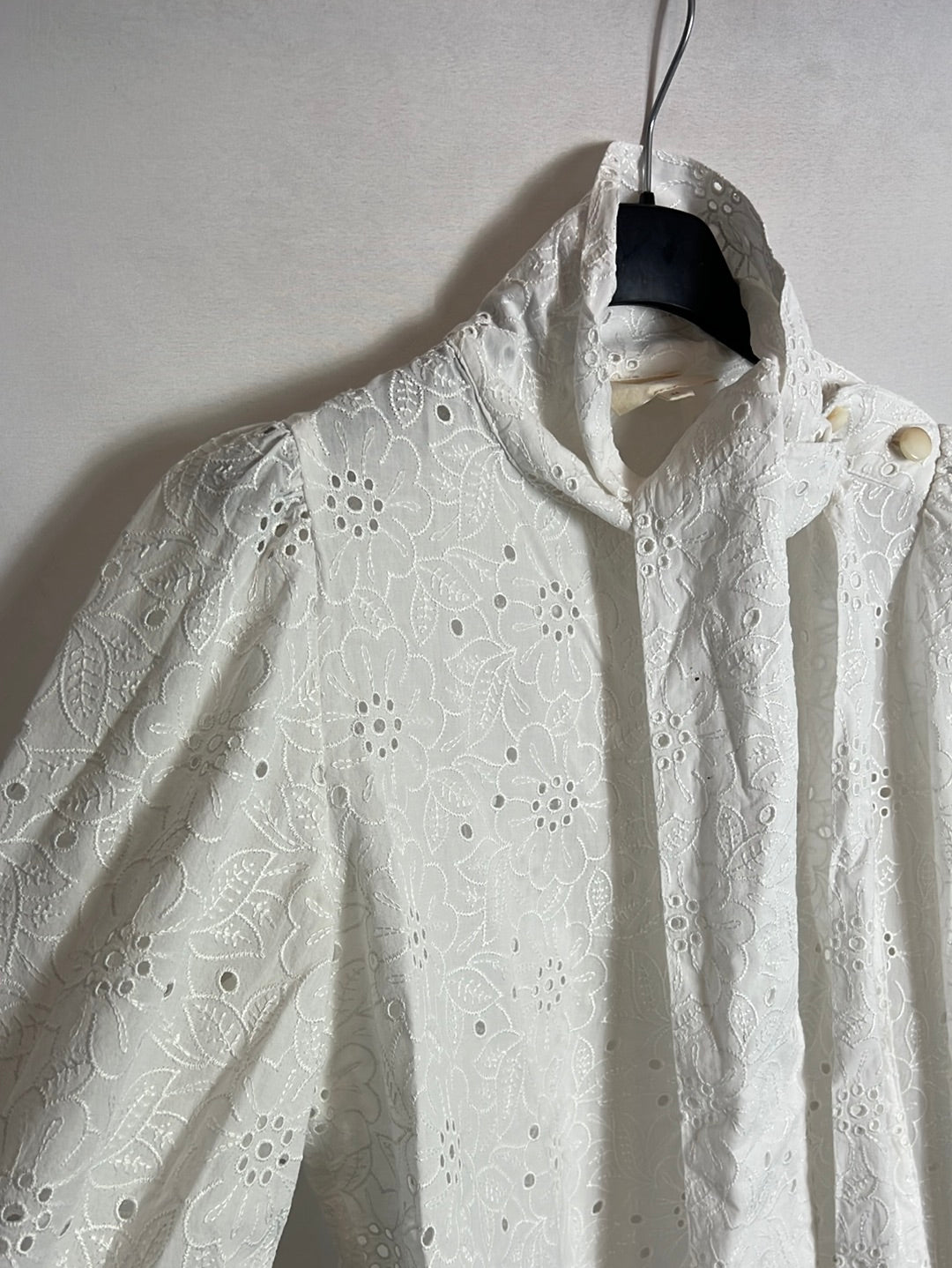 SÉZANE. Blusa blanca troquelada lazada. T 34