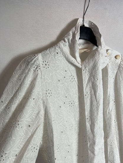 SÉZANE. Blusa blanca troquelada lazada. T 34
