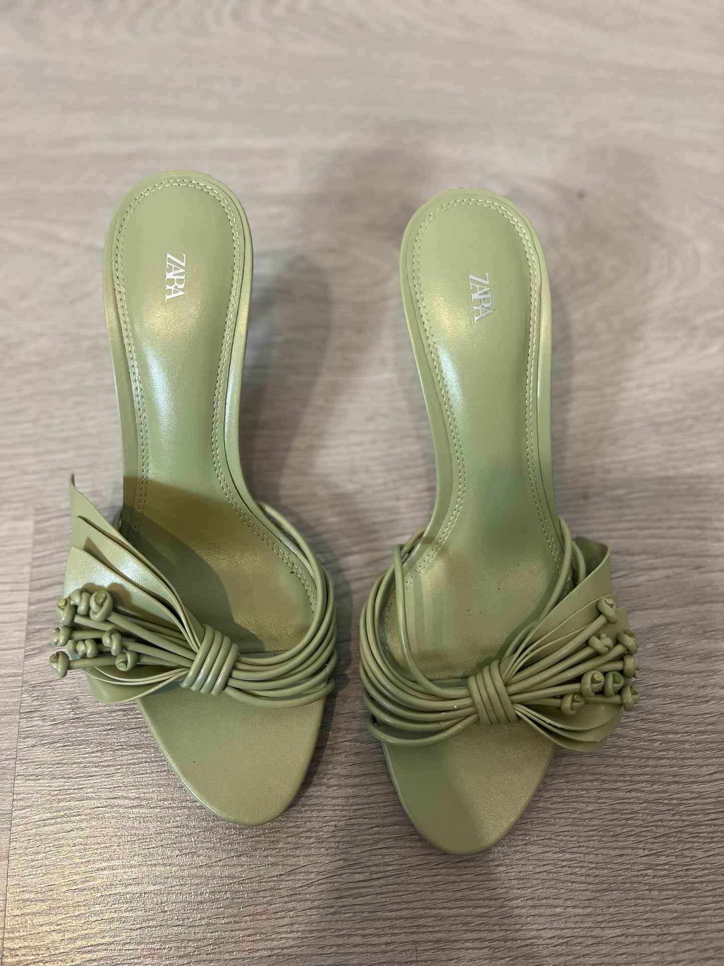 ZARA. Sandalia pastel tiras. T 38