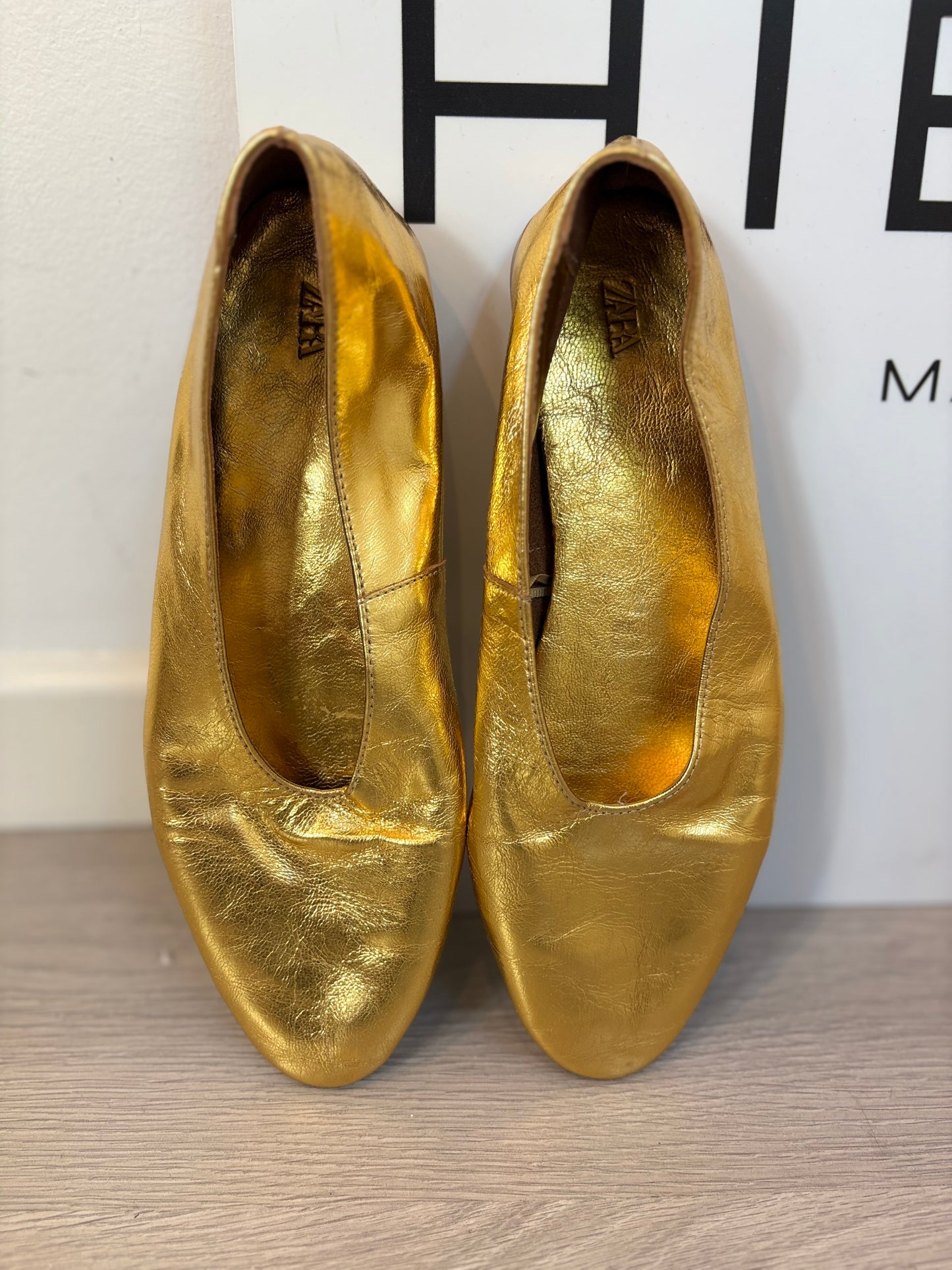 ZARA. Flat gold ballet flats, size 38