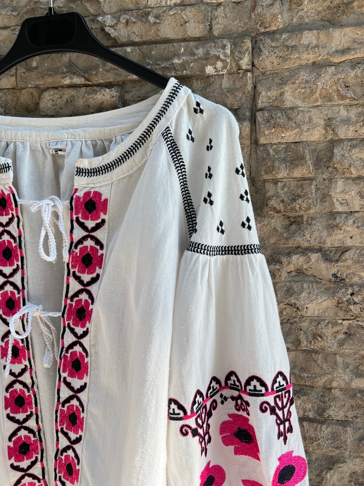 VAULT. Blusa blanca bordada