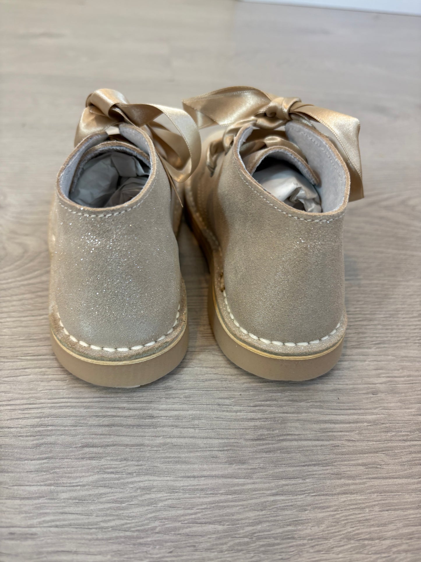 OKAA. Botitas piel brillo beige. T 28