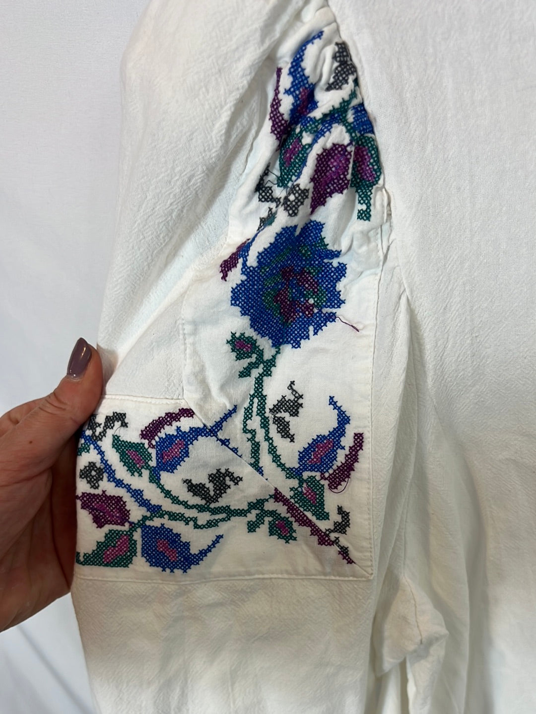 JOSEPHINE. Blusa blanca bordada hombreras T.s