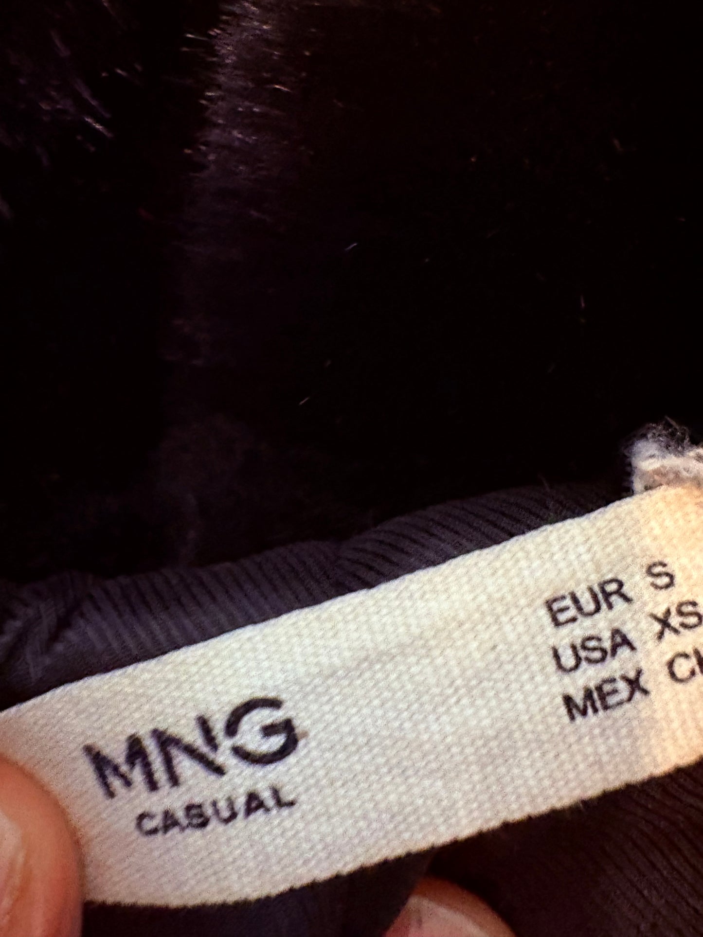 MANGO. Abrigo negro textura capucha