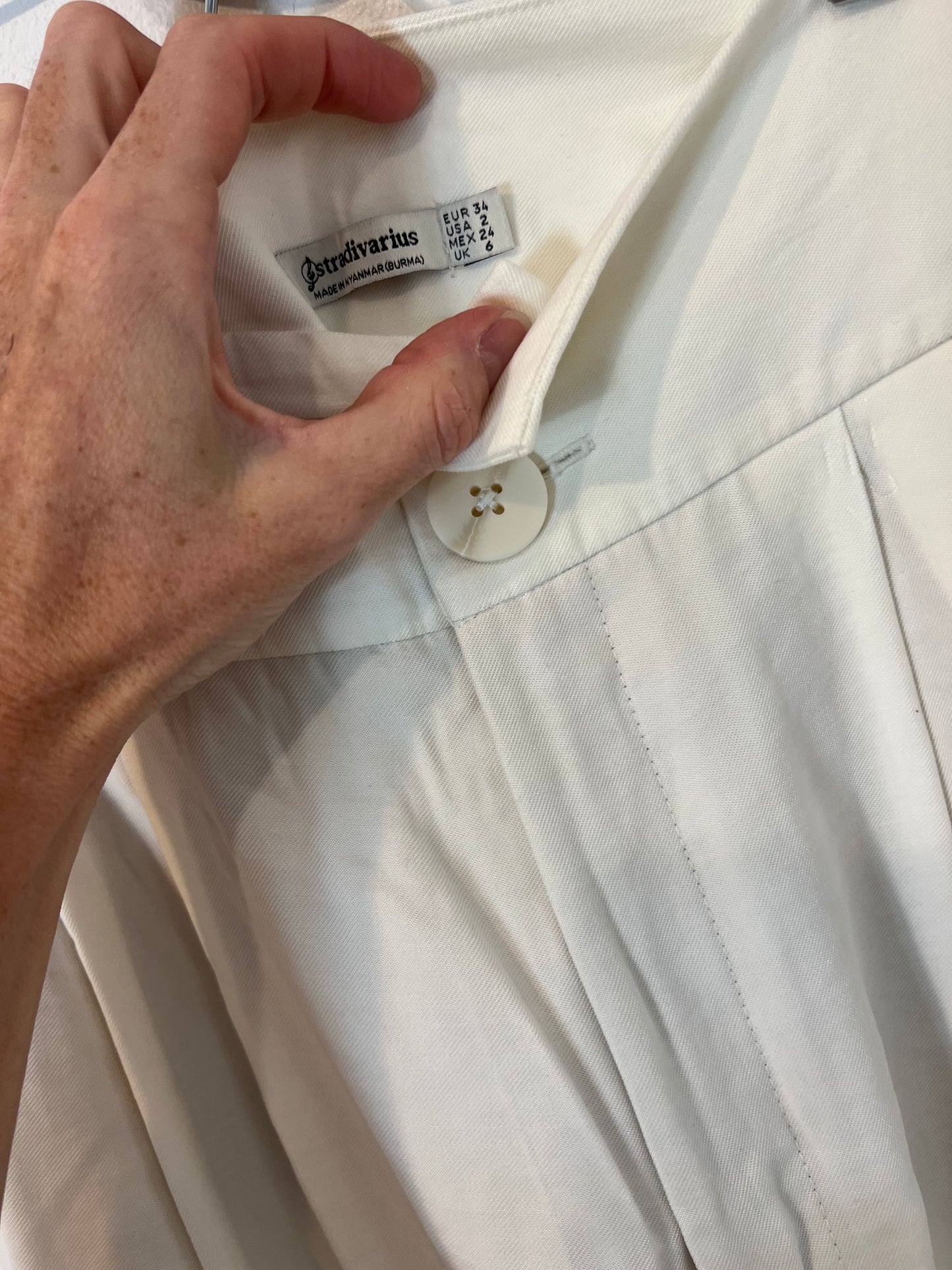 STRADIVARIUS. Pantalón ancho blanco T.34