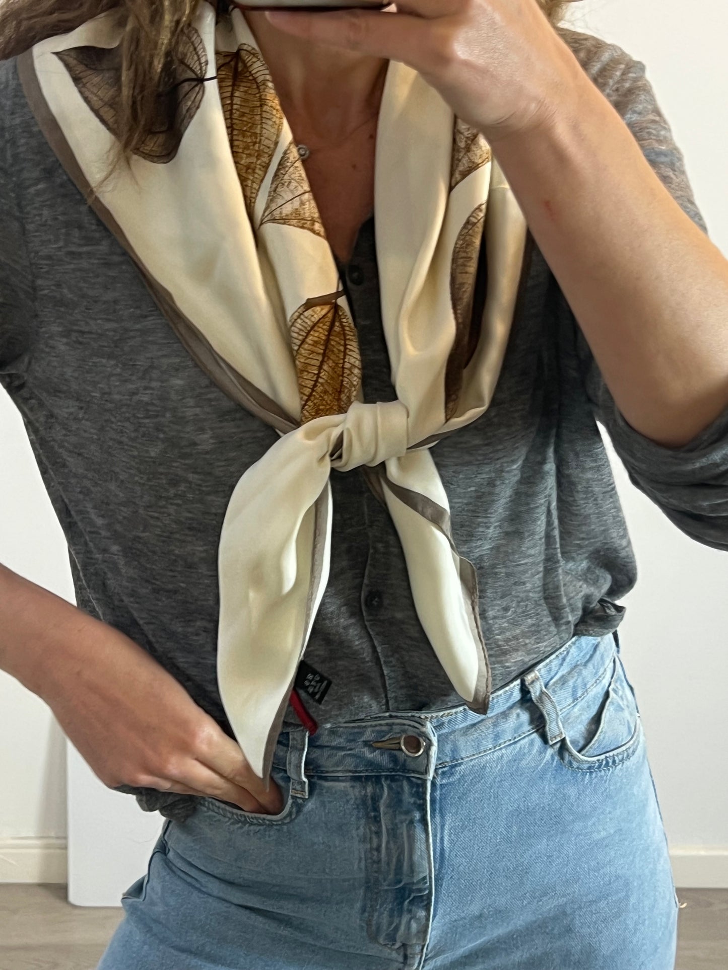 CAROLINA HERRERA. Pañuelo seda hojas tonos marrones