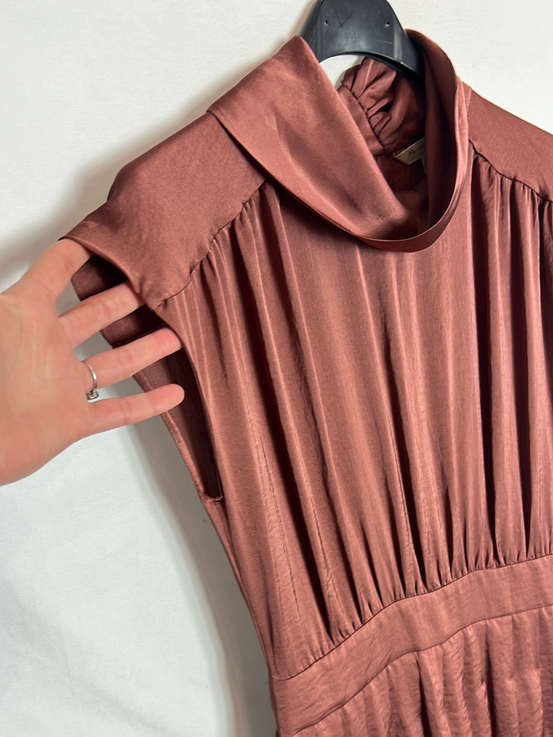 MASSIMO DUTTI. Vestido midi tablas textura. T 36