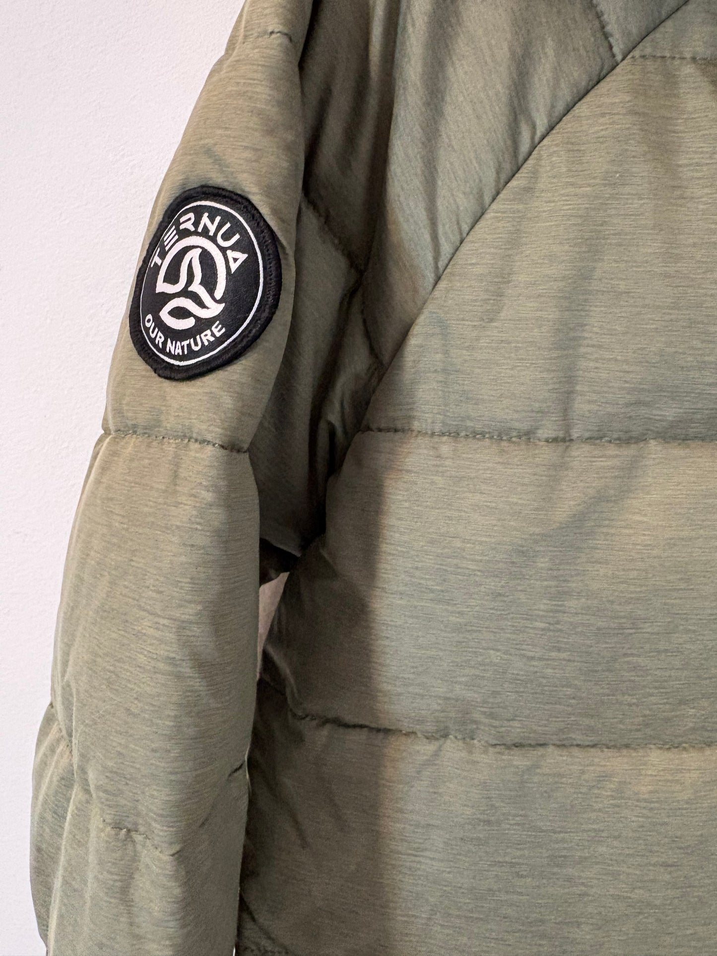 TERNUA. Plumas verde capucha