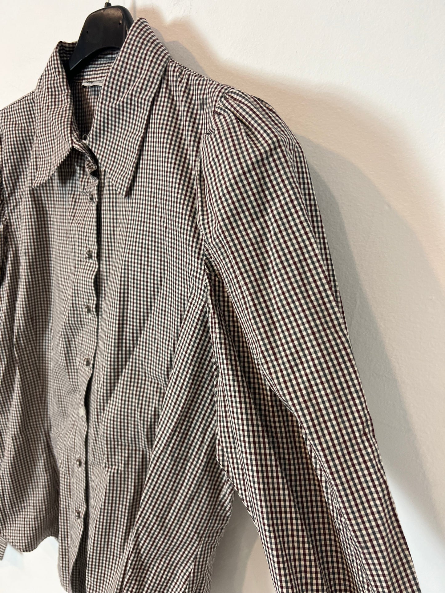 ZARA. blusa cuadros hombros T. L (M)