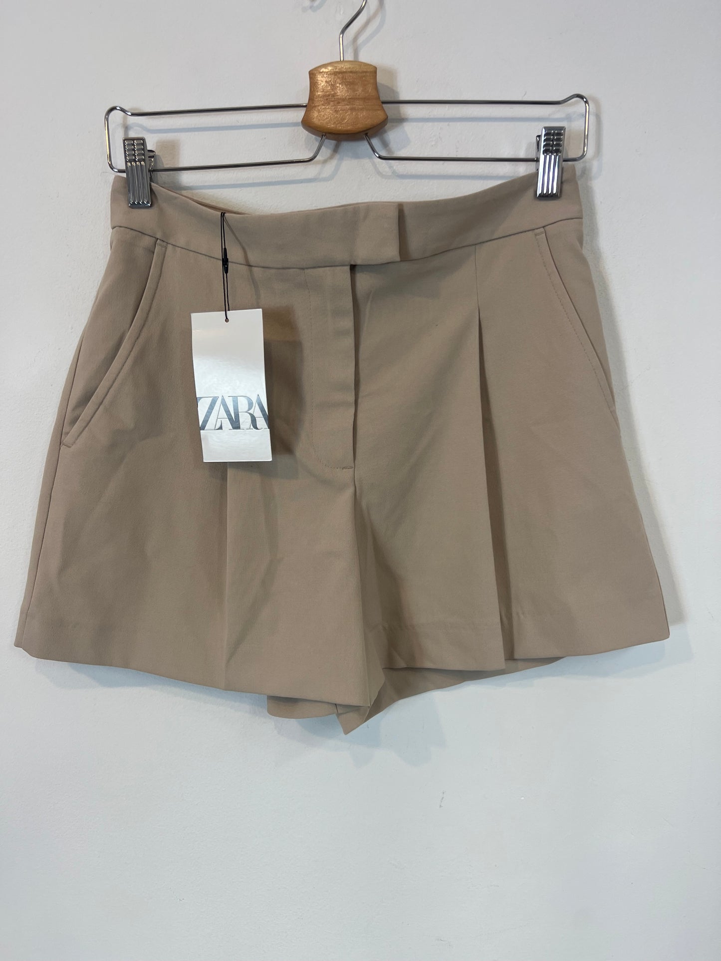 ZARA. Pantalón corto beige. T XS