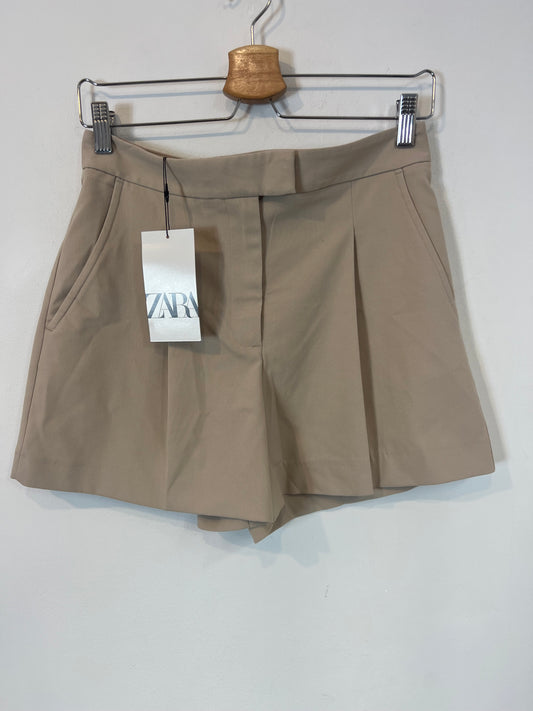 ZARA. Pantalón corto beige. T XS