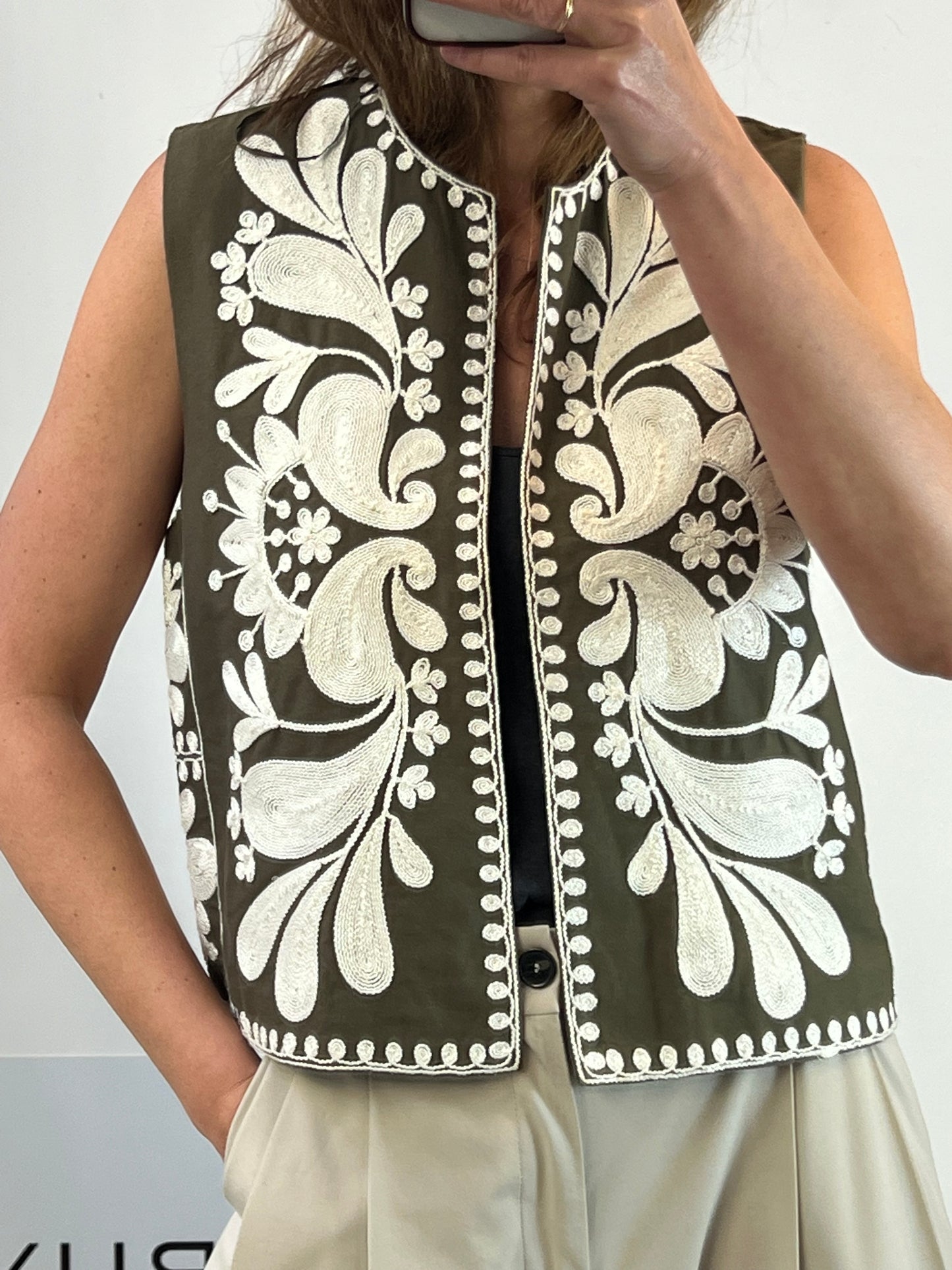 ZARA. Chaleco verde bordado. T L