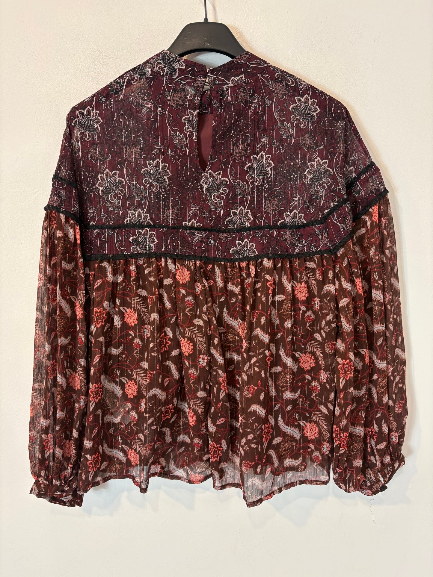 ZARA. Blusa textura tonos burdeos