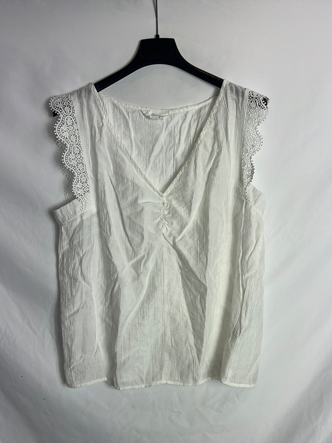 POLÍN ET MOI. Textured white sleeveless blouse. T.L.