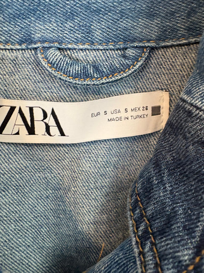 ZARA. Cazadora denim costuras