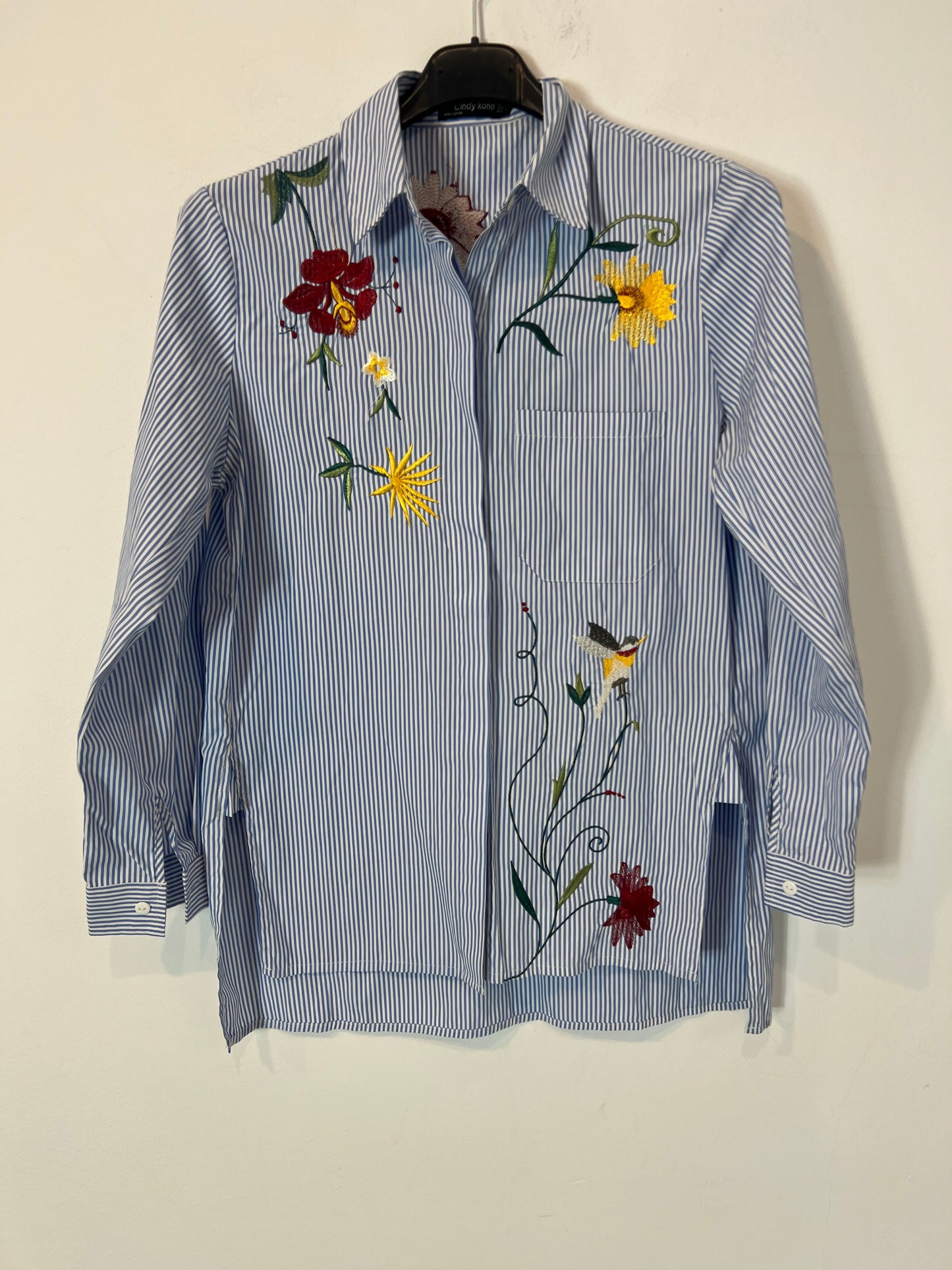 CINDY KONO. Camisa rayas y bordados. T. L (S)
