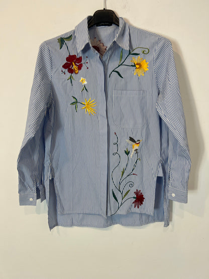 CINDY KONO. Camisa rayas y bordados. T. L (S)