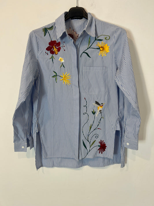 CINDY KONO. Camisa rayas y bordados. T. L (S)