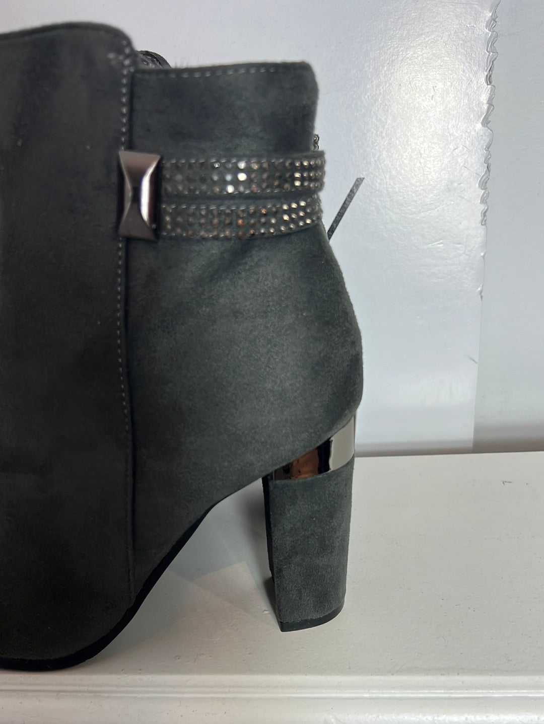 AITA. Botines grises detalles. T 40