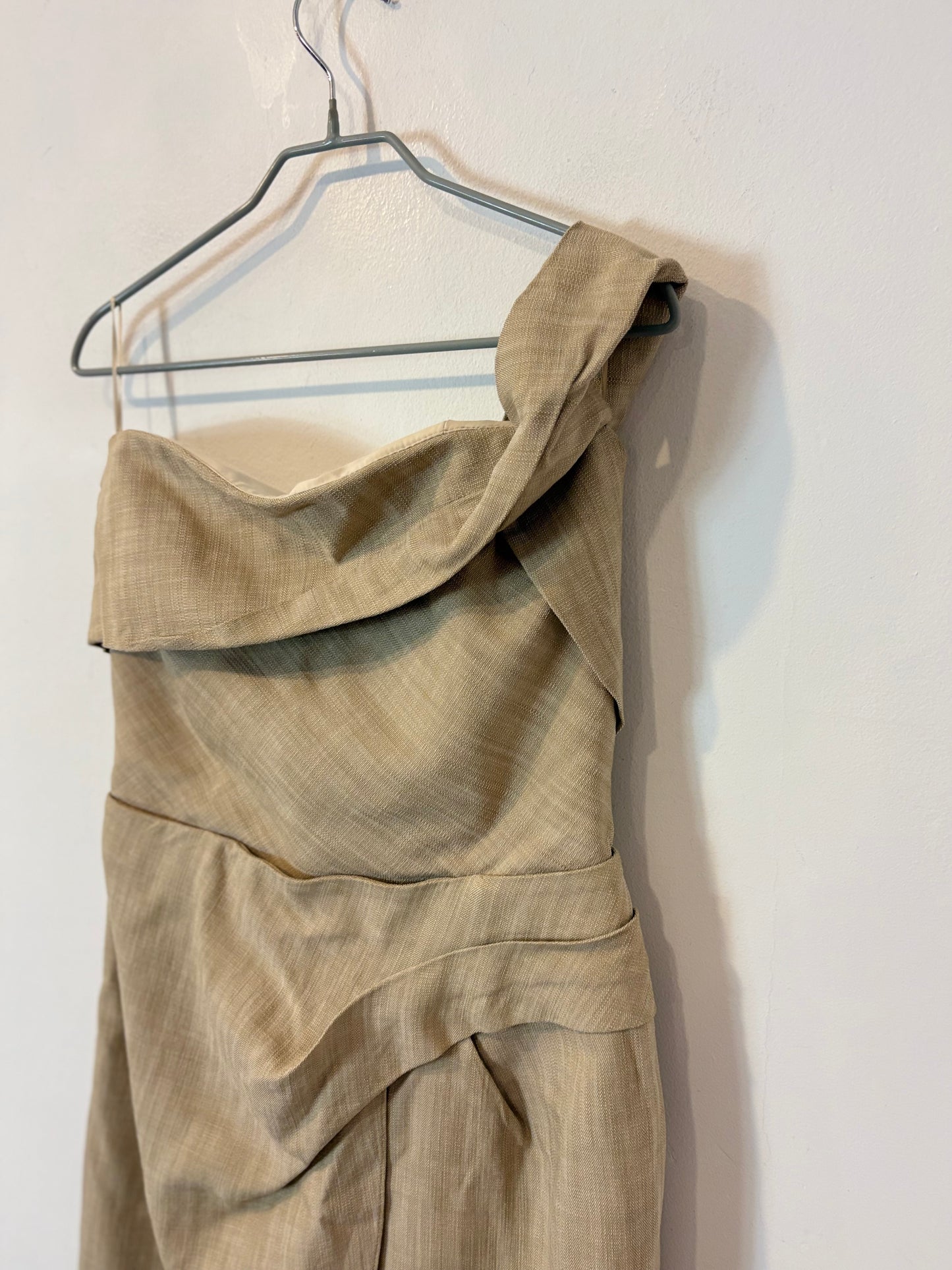 ZARA. Vestido midi beige palabra de honor
