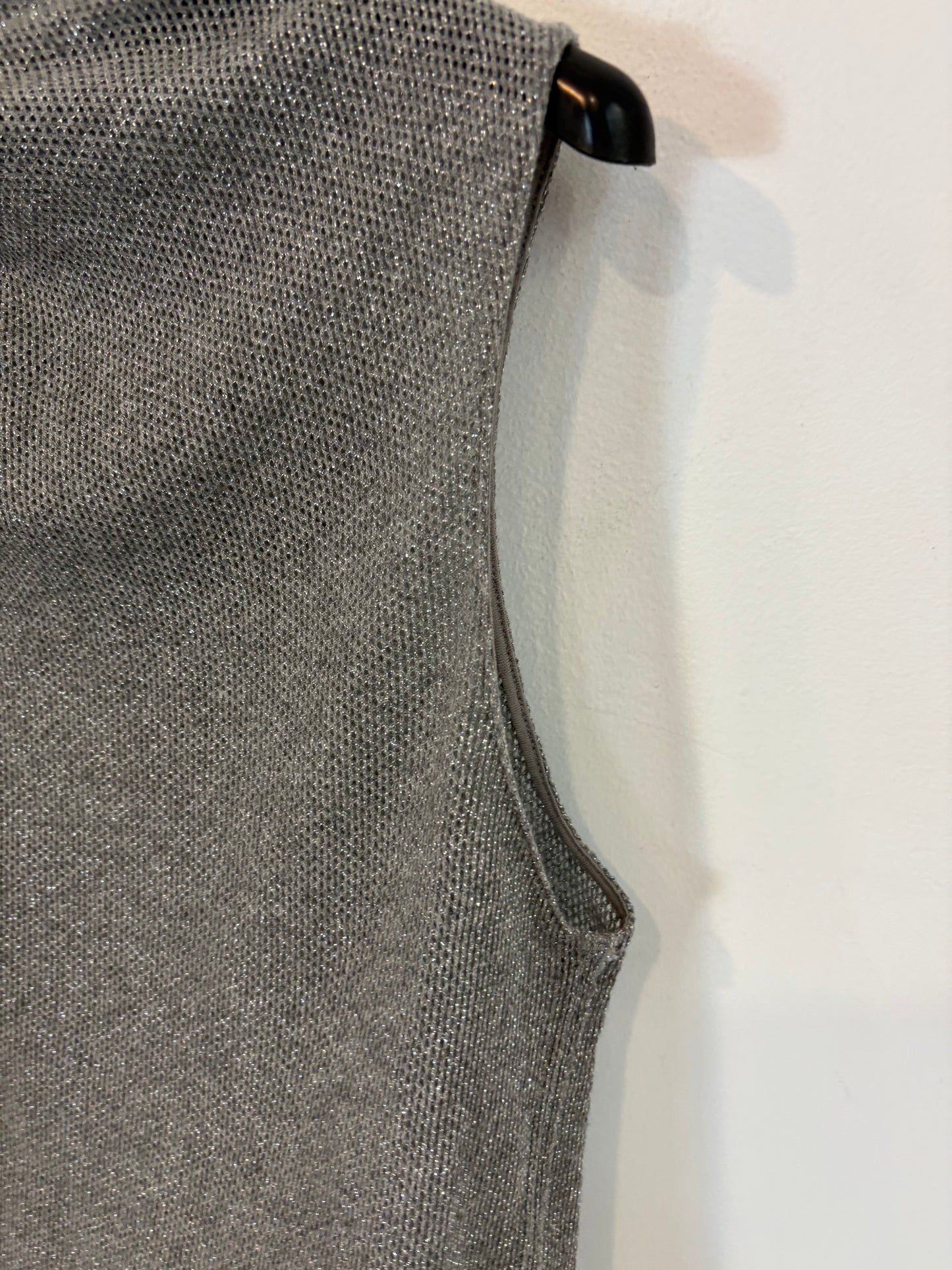 MASSIMO DUTTI. Top gris hilos brillo. T M