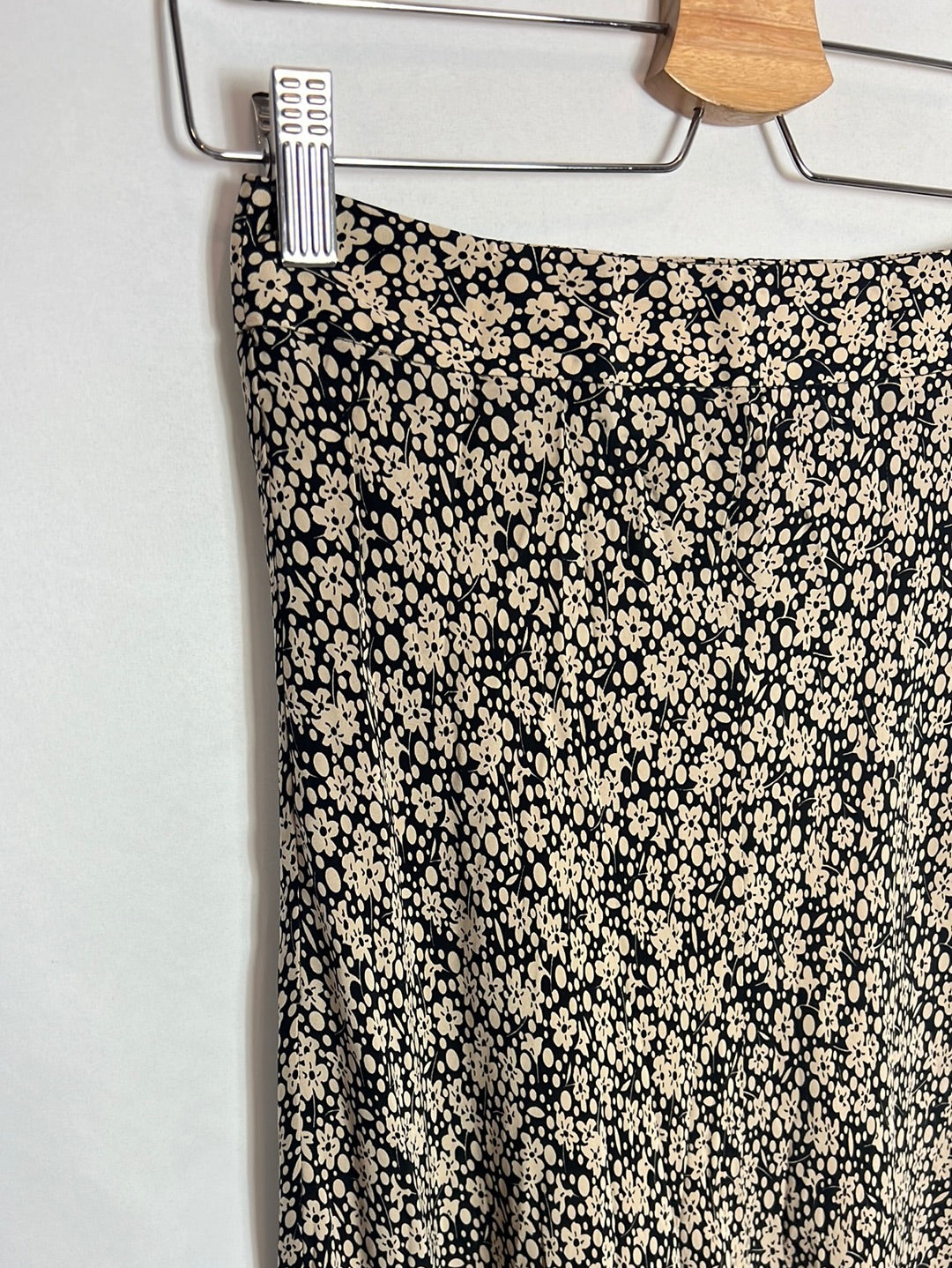 ZARA. Falda midi negra estampada. T XS